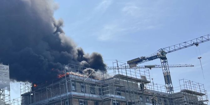 Brand auf Flachdach.