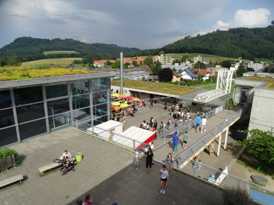 Die Berner Gemeinde Köniz lancierte nun ein Pilotprojekt, welches für mehr Sicherheit vor dem Schulhaus Blindenmoos sorgen soll.