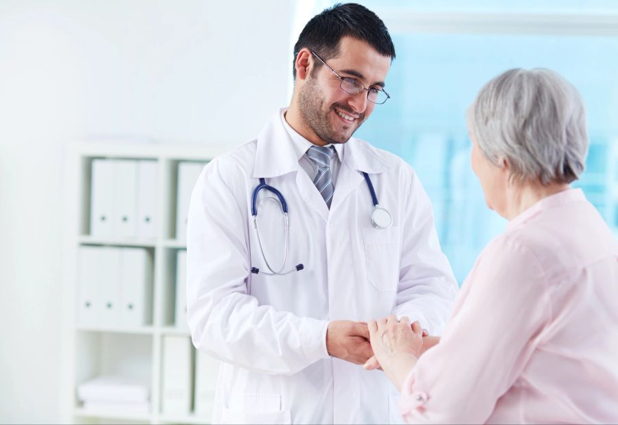 Mit steigendem Alter sollte man sich regelmässigen Gesundheitschecks unterziehen. (Archivbild)