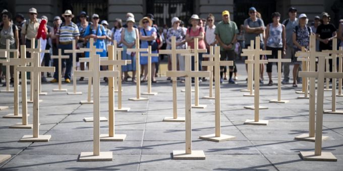 Holzkreuze vor dem Bundeshaus in Bern während einer Kundgebung der Arbeitsgemeinschaft fuer Religionsfreiheit der SEA gegen die weltwide Christenverfolgung. Holzkreuze Bern