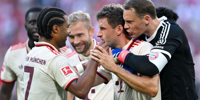 Seine Kollegen bei Bayern München jubeln mit Torschütze Thomas Müller. Bayern München