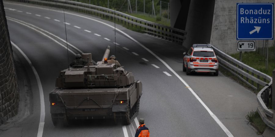Ein französischer Panzer biegt im Bündnerland auf die Autobahn A13 ein.