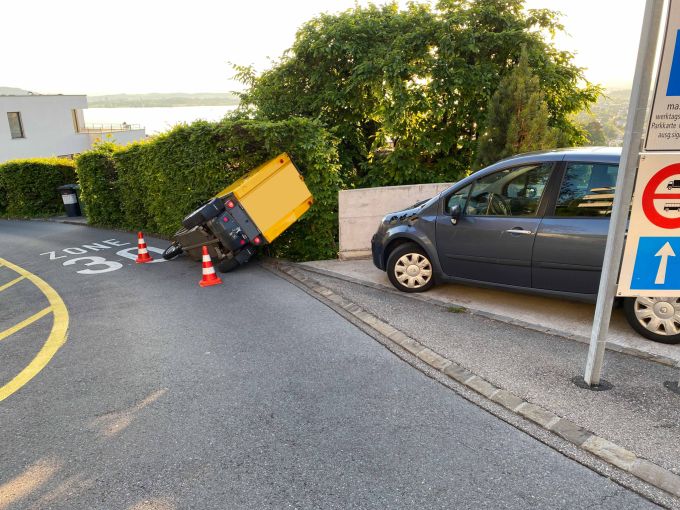 Ein Kleinmotorrad kippt zur Seite. Kleinmotorrad kippt