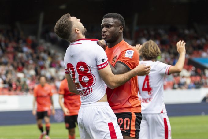 Junior Ligue vom FC Zürich beim Gerangel mit Sions Hajrizi. FC Zürich
