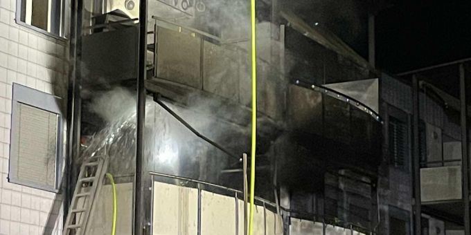 In Flamatt FR kam es zu einem Brand in einem Mehrfamilienhaus. Flamatt