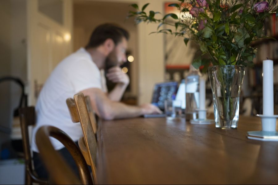 Knapp die Hälfte legt Termine extra auf Büro-Tage, um zu Hause bleiben zu können.