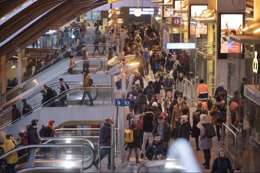 Viele Menschen pendeln jeden Tag – hier am Bahnhof Bern.