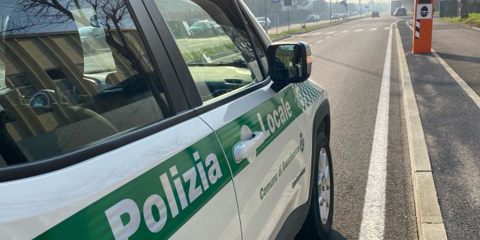 Auch vielen deutschen Urlaubern bekannt: Blitzer-Säulen in Italien. (Archivbild) Blitzer