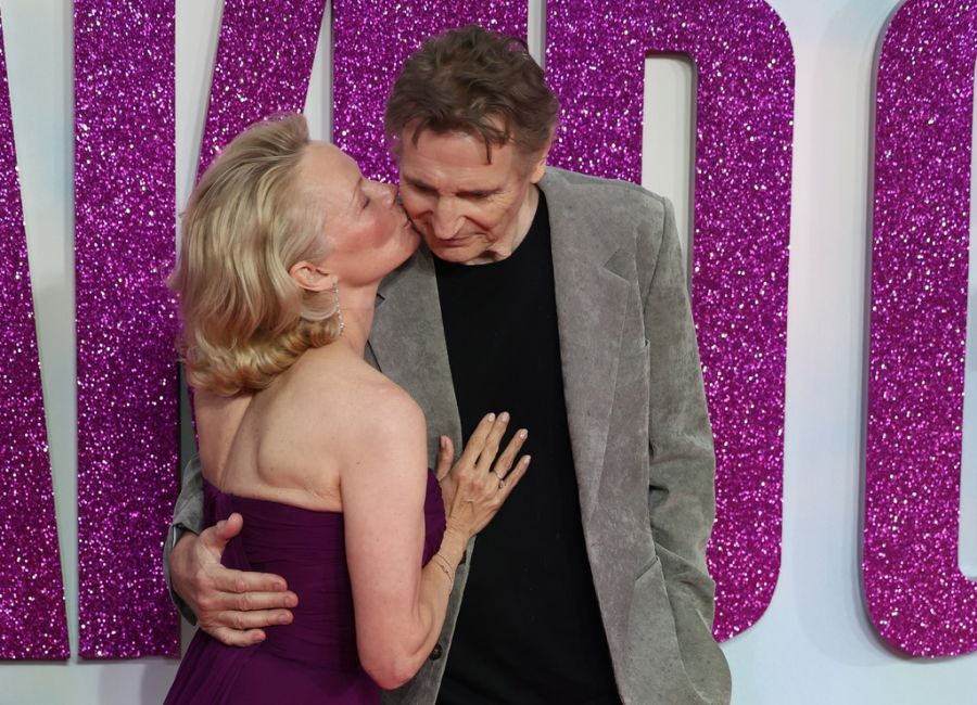 Pamela Anderson gibt Liam Neeson ein Bussi.