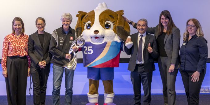 Von links: Letizia Elia, Direktorin Basel Tourismus, Sabine Horvath, Gesamtprojektleiterin Women's Euro 2025 Basel, Pia Sundhage, Cheftrainerin der Frauen-Nati, Mustafa Atici, Basler Regierungsrat, Stephanie Eymann Polizeidirektorin und Doris Keller, Turnierdirektorin. womens euro
