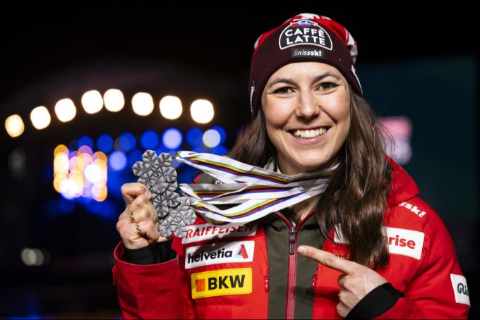 Wendy Holdener präsentiert stolz ihre drei Silbermedaillen von der Ski-WM 2025 in Saalbach. Wendy Holdener
