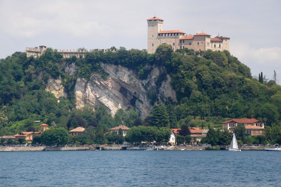 Ein Schloss in Varese. Wer in die italienische Provinz zieht und vor Ort einen Arbeitsvertrag abschliesst, soll dafür bis zu 6000 Euro bekommen. (Archivbild)