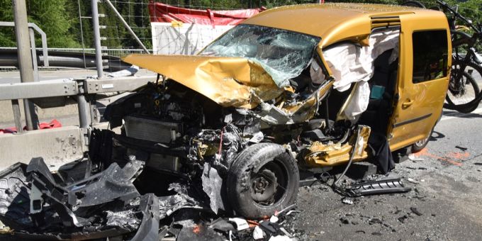 Auf der A13 bei Rongellen GR kam es zu einer schweren Frontalkollision. Kollision auf A13