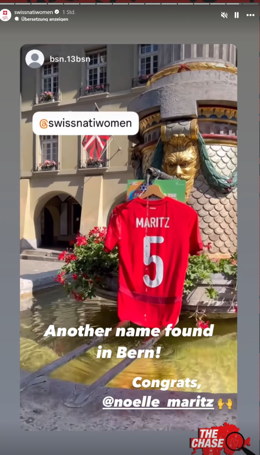 Das Trikot einer weiteren wichtigen Spielerin des Nationalteams hängt in Bern an einem Brunnen: Noelle Maritz ist dabei.