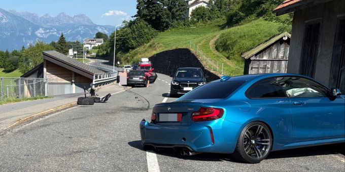 In Filzbach sind zwei Autos kollidiert. Kollision in Filzbach