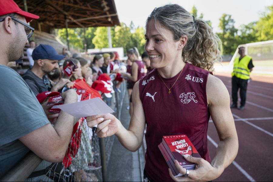 Auch Luana Bühler verteilt Autogramme.