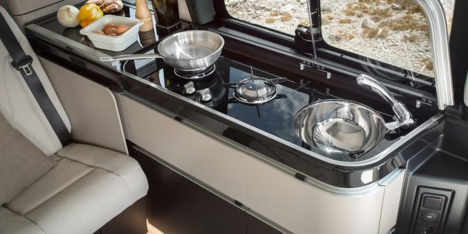 Die Küche im Mercedes V Marco Polo ist kompakt und funktional gestaltet, um die wichtigsten Bedürfnisse während des Campings zu erfüllen. Macro Polo