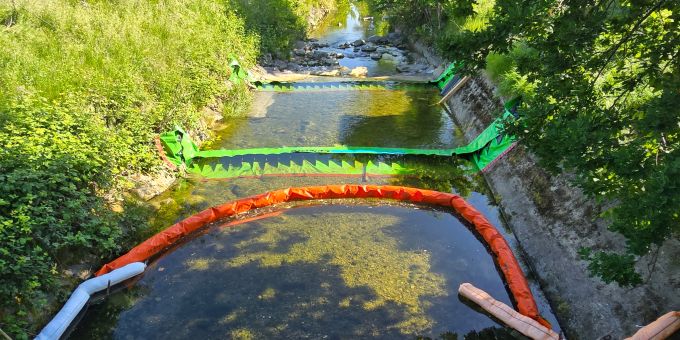 In St. Gallen lief eine unbekannte Menge Öl in die Steinach. Ölsperre in Steinach