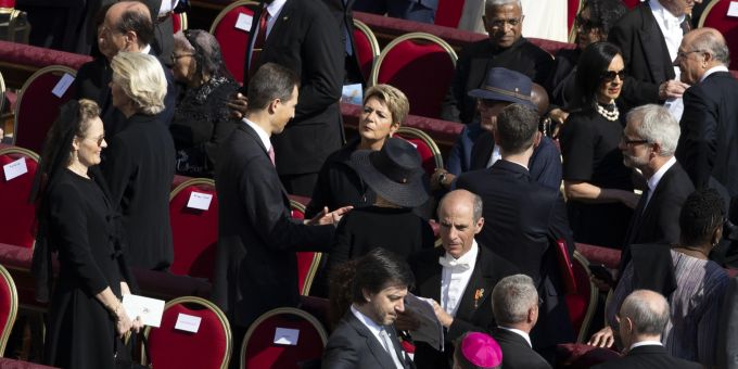 Bundespräsidentin Karin Keller-Sutter an der Heiligen Messe zum Beginn des Pontifikats von Papst Leo XIV. Heiligen Messe