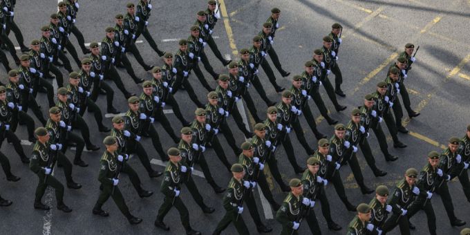 Russische Soldaten proben für die Parade zum Tag des Sieges über Nazi-Deutschland. In der Ukraine sollen in dieser Zeit die Waffen schweigen. russland