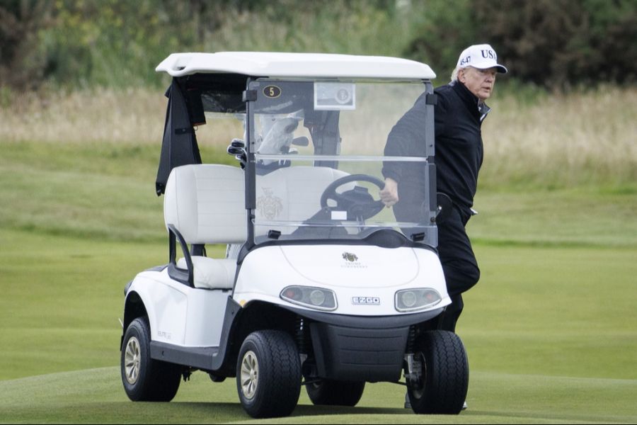 Danach war zu sehen, wie Trump aus dem Golfwagen stieg und sich eben diesem Ball näherte.