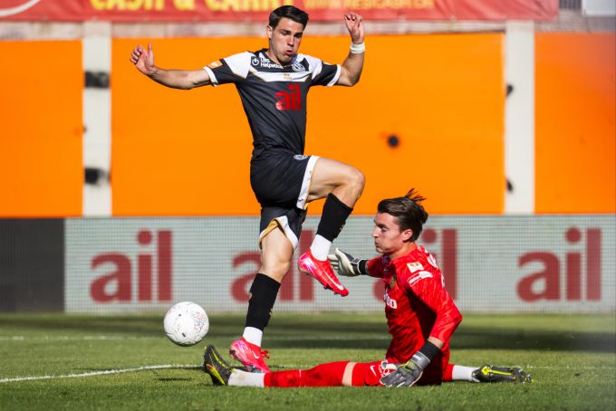 YB-Goalie Marvin Keller rettet gegen Luganos Georgios Koutsias. YB