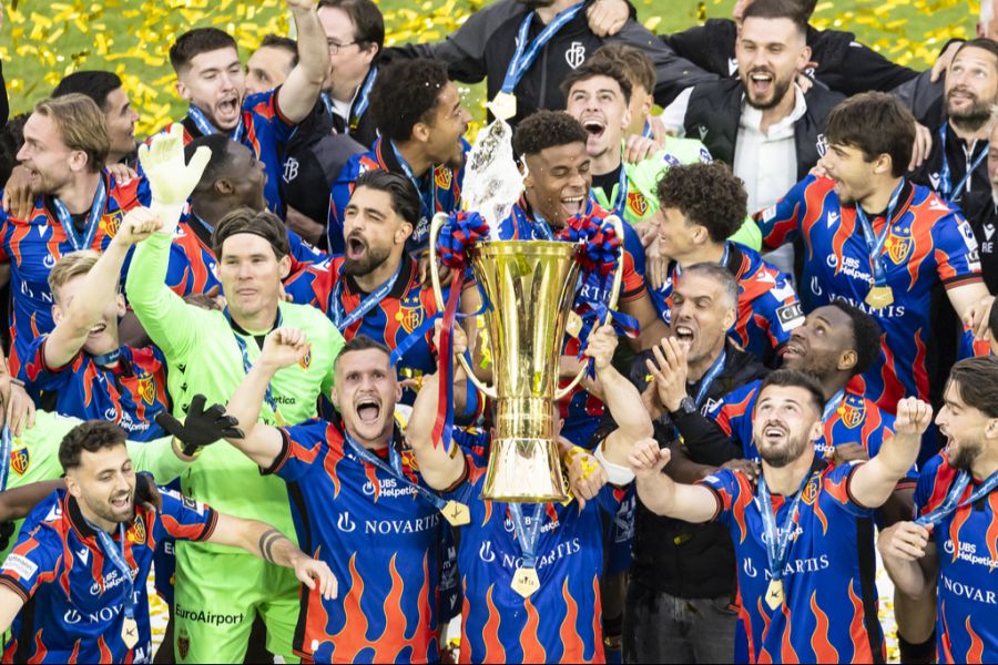 Captain Xherdan Shaqiri stemmt den Pokal in die Höhe.