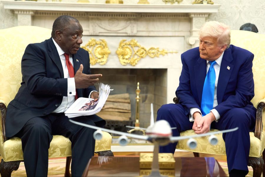 Später übergibt Trump den Stapel von Artikeln, die den Genozid beweisen sollen, an Ramaphosa.