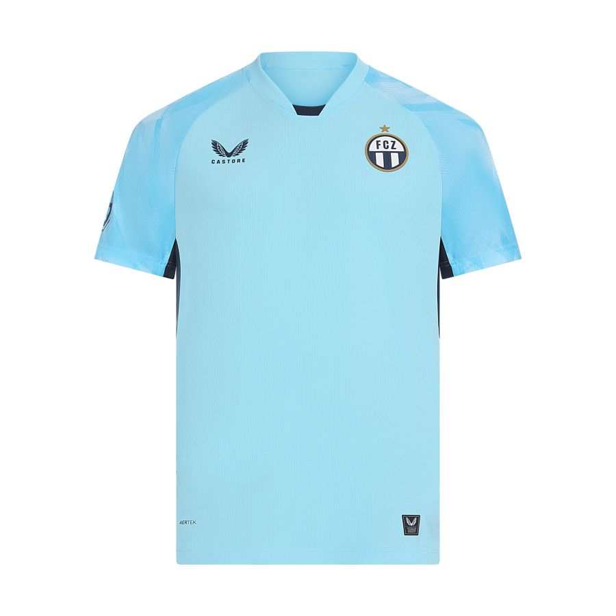 Das dritte Trikot bei den Zürchern ist schlicht in hellblau mit leicht abgesetzten Ärmeln gehalten.