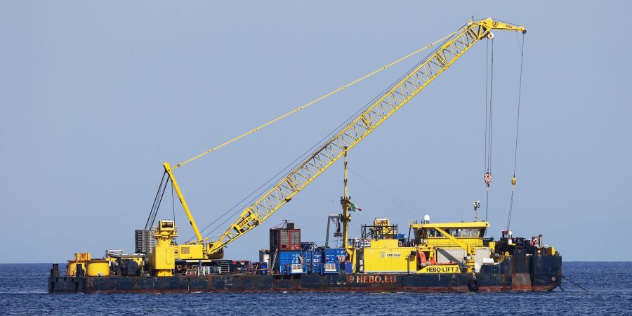 Das riesige Schiff, das vor der italienischen Mittelmeerinsel in etwa 50 Metern Tiefe liegt, sollte ursprünglich bis Mitte Juni nach oben gebracht werden. (Archivbild)