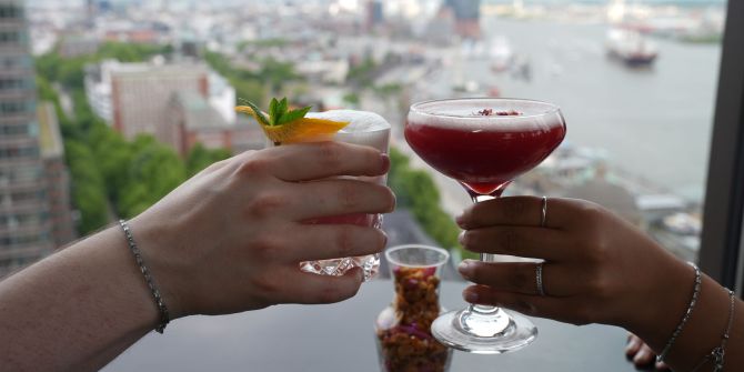 Hände Cocktails anstossen