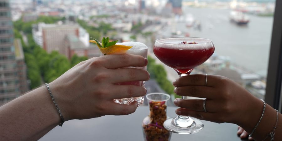 Hände Cocktails anstossen