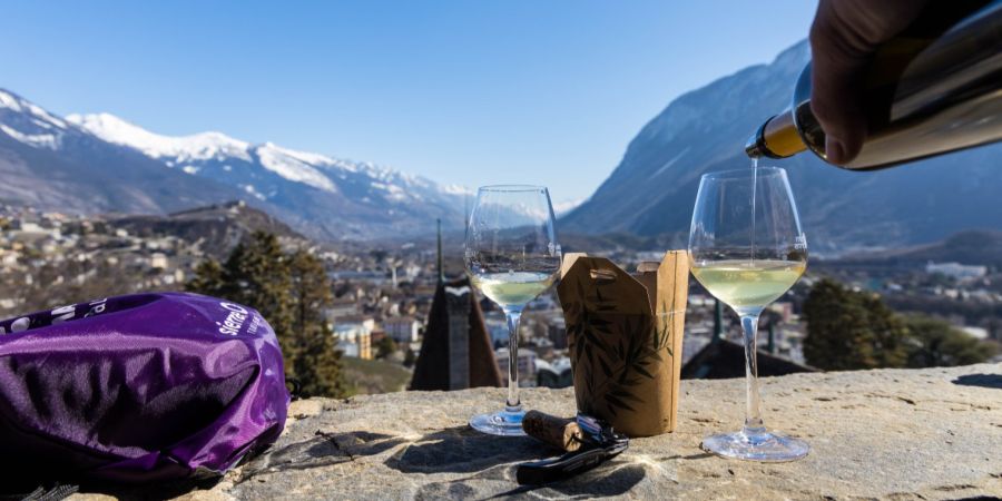 Wein Bergpanorama Gläser Schnee