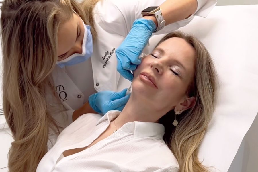 Frau Behandlungsstuhl Schönheitsbehandlung blond