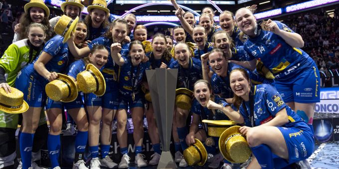 Die Kloten-Dietlikon Jets jubeln mit der Trophäe. Kloten-Dietlikon Jets