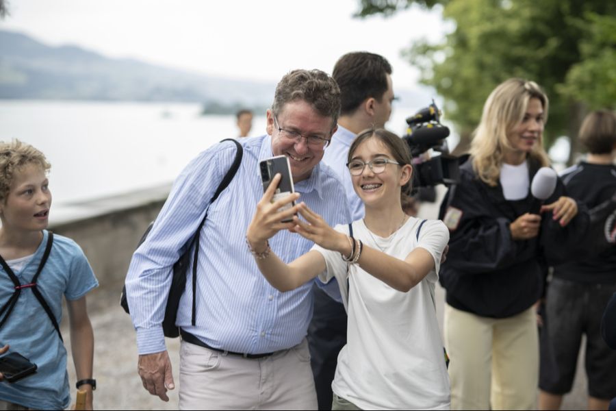 Bundesrat Albert Rösti posiert für ein Selfie am Apéro mit der Bevölkerung im Rahmen der Bundesratsreise, auf dem Schloss in Rapperswil-Jona.