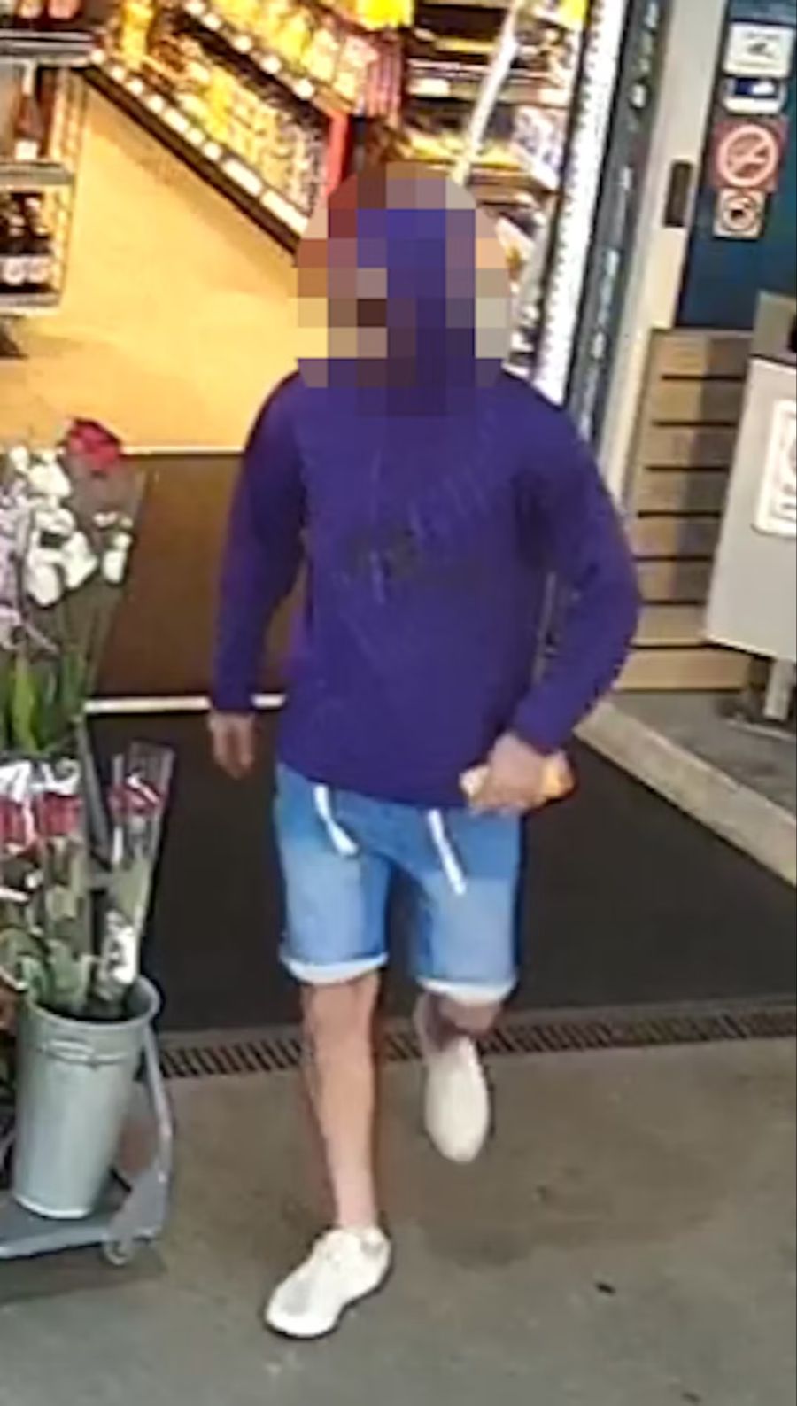 Die gezeigte Person wird dringend verdächtigt, einen Raubüberfall auf eine Tankstelle verübt zu haben. Der Tatverdächtige hatte eine auffällige Schürfwunde am rechten Schienbein.