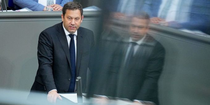 Der deutsche Vizekanzler Lars Klingbeil im Bundestag. Bundestag
