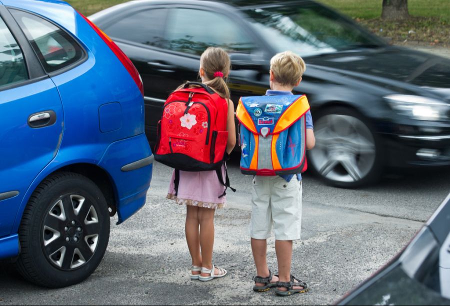 Durch weniger Elterntaxi-Verkehr würde der Bereich vor Schulhäusern sicherer werden.