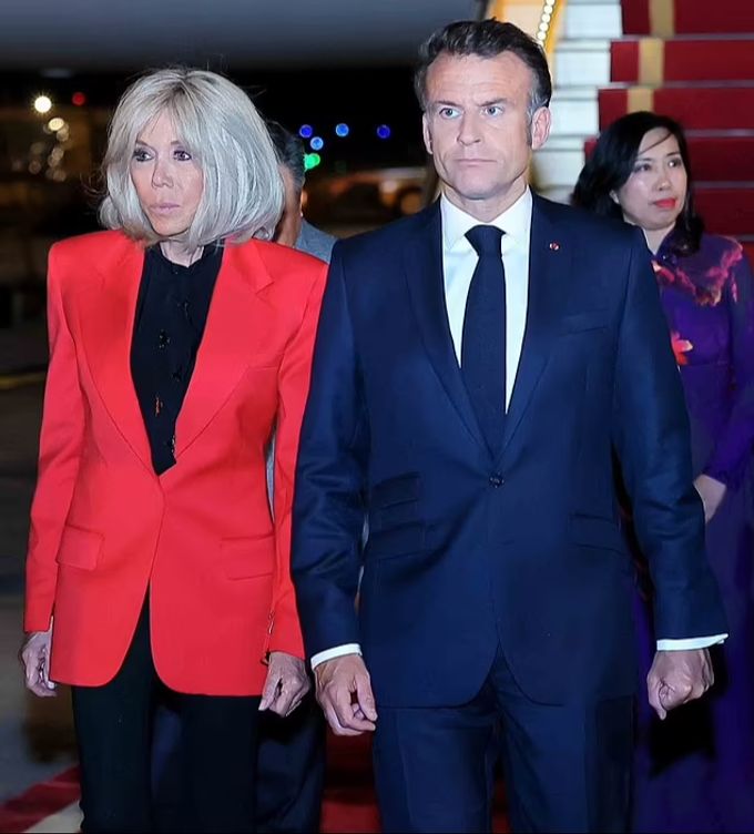 Nachdem das Präsidentenpaar am Sonntagabend das Flugzeug verlassen hatte, ballte Emmanuel Macron seine Faust. Laut einer Körpersprache-Expertin ein Zeichen dafür, dass sich das Paar gestritten hatte. Emmanuel Macron
