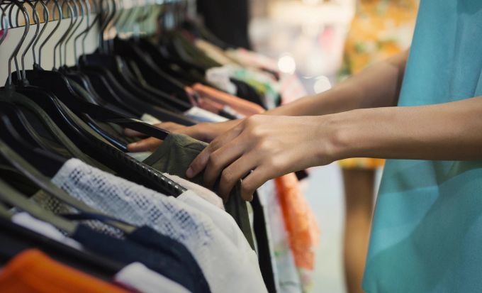 Quittungen der Ersatzeinkäufe sollten für die Entschädigung immer aufbewahrt werden, wenn der Koffer verschwindet. Kleidung im Geschäft