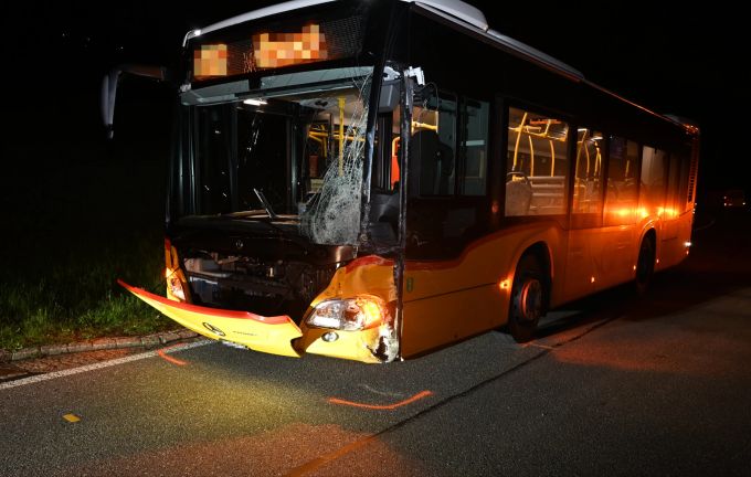 Im Postauto befandne sich keine Passagiere. Sachschaden an Postauto