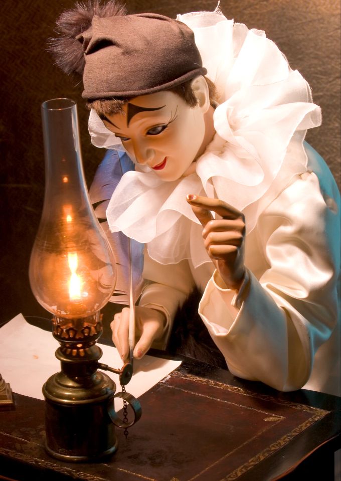 So manche Trouvaille wartet im «MuMAPS» Pierrot Puppe Schreibtisch Tinte