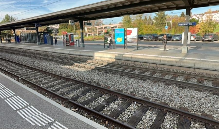 In Pfäffikon ZH überquerte eine Gruppe am Dienstagabend der vergangenen Woche vor dem Einsteigen in den Zug die Gleise.