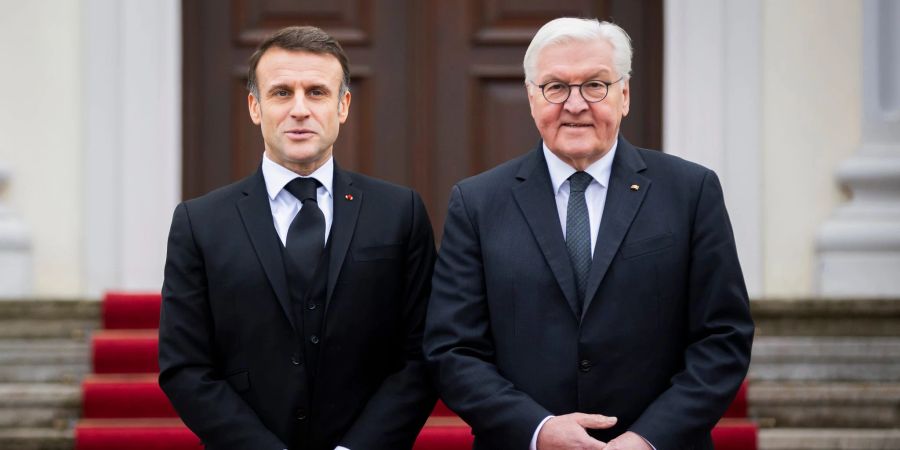 Der französische Präsident, Emmanuel Macron, wird heute in Berlin eintreffen und dann zunächst mit Bundespräsident Frank-Walter Steinmeier das Demokratiefest im Regierungsviertel zur Feier von 75 Jahren Grundgesetz besuchen.