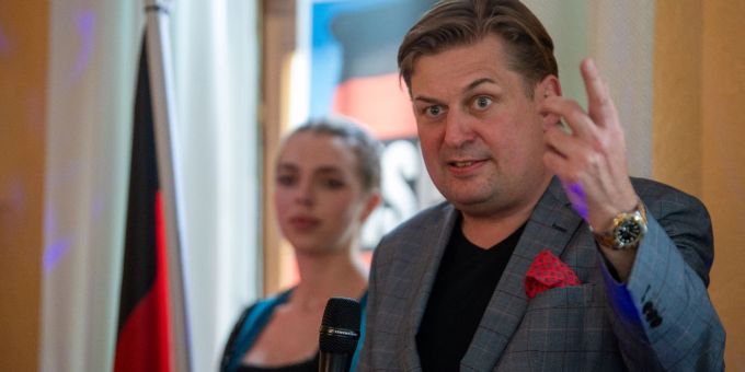 Maximilian Krah bei einer Wahlveranstaltung im oberbayerischen Holzkirchen. (Archivbild) Krah