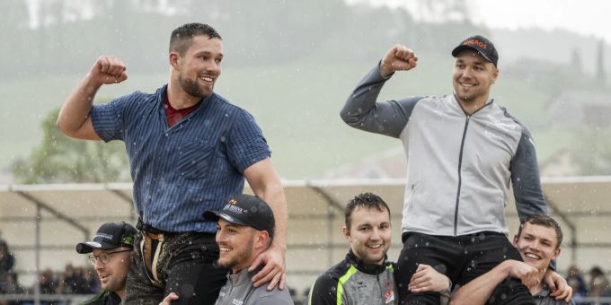 Fabian Staudenmann, links, und Adrian Walther, auf den Schultern ihrer Kollegen. Staudenmann Walther Mittelländisches Schwingfest