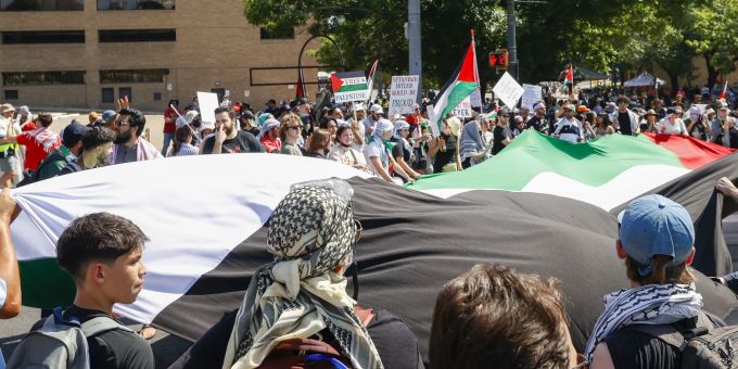 Im Westen gibt es wie hier in den USA zuletzt immer wieder Pro-Palästina-Proteste. Auch die Politik gewisser Länder wird aktiv und will das Gebiet zum Staat ernennen. Palästina USA