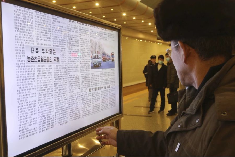 In Nordkorea kann man die (staatlichen) Medien auch in der U-Bahn-Station konsumieren.