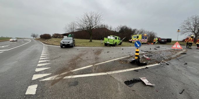 Zeiningen AG: Dodge-Fahrer knallt frontal in Ford-Lenkerin. Zeiningen AG